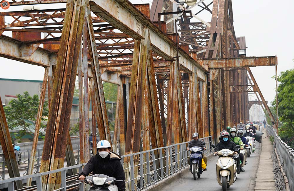 Discover Hanoi the Old Quarter through The Long Bien Bridge